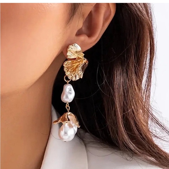 House of Harlow 1960 Jewelry - NWT ⚜️👑⚜️ House of Harlow 1960 gorgeous faux pearl bud fan leaf drop earrings